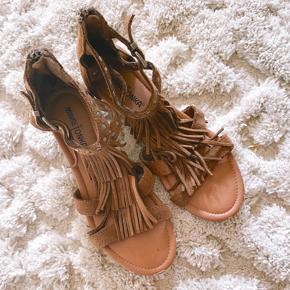 🌻 5 for $50 Minnetonka Fringe Moccasin Sandal